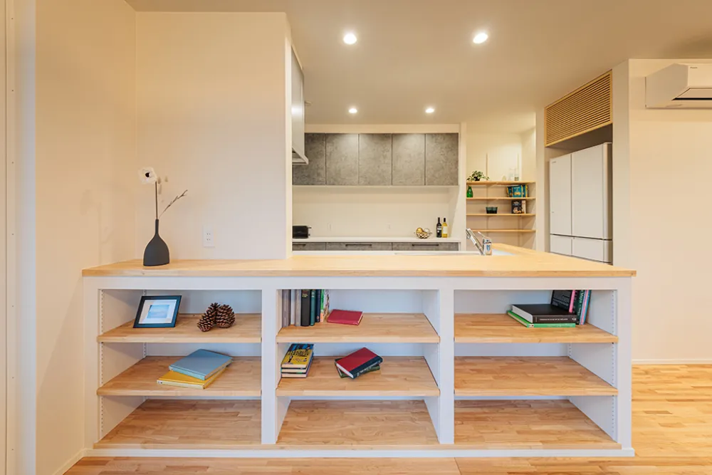 造作ならではのキッチンカウンター収納