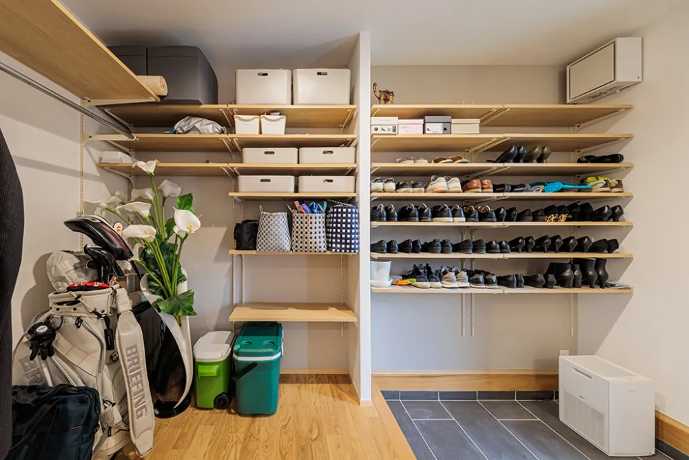 漆喰と無垢材に包まれた住まい