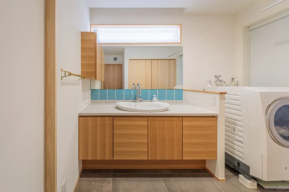 無垢の住まいに合わせた造作の洗面台