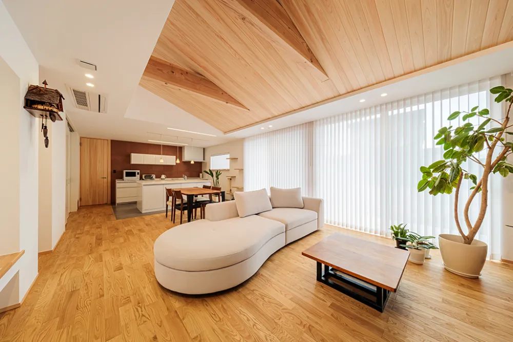 勾配天井×檜で広がるリビング空間