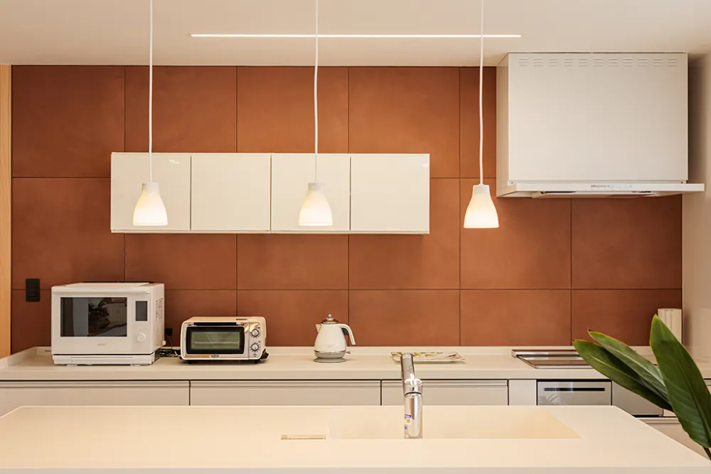 キッチン背面にアクセントで挿し込んだ大判タイル