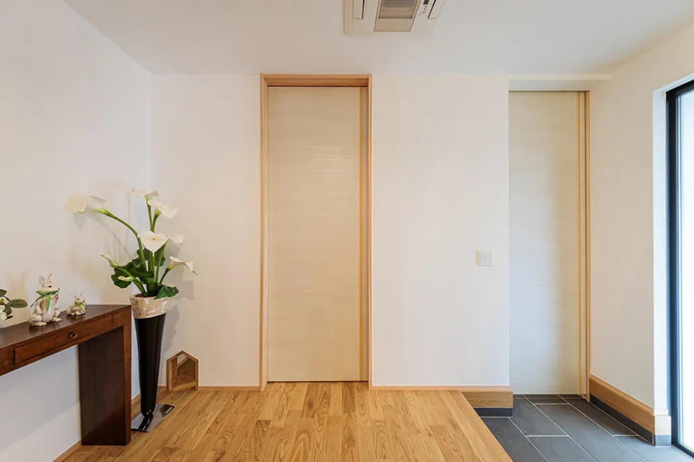 漆喰と無垢材に包まれた住まい