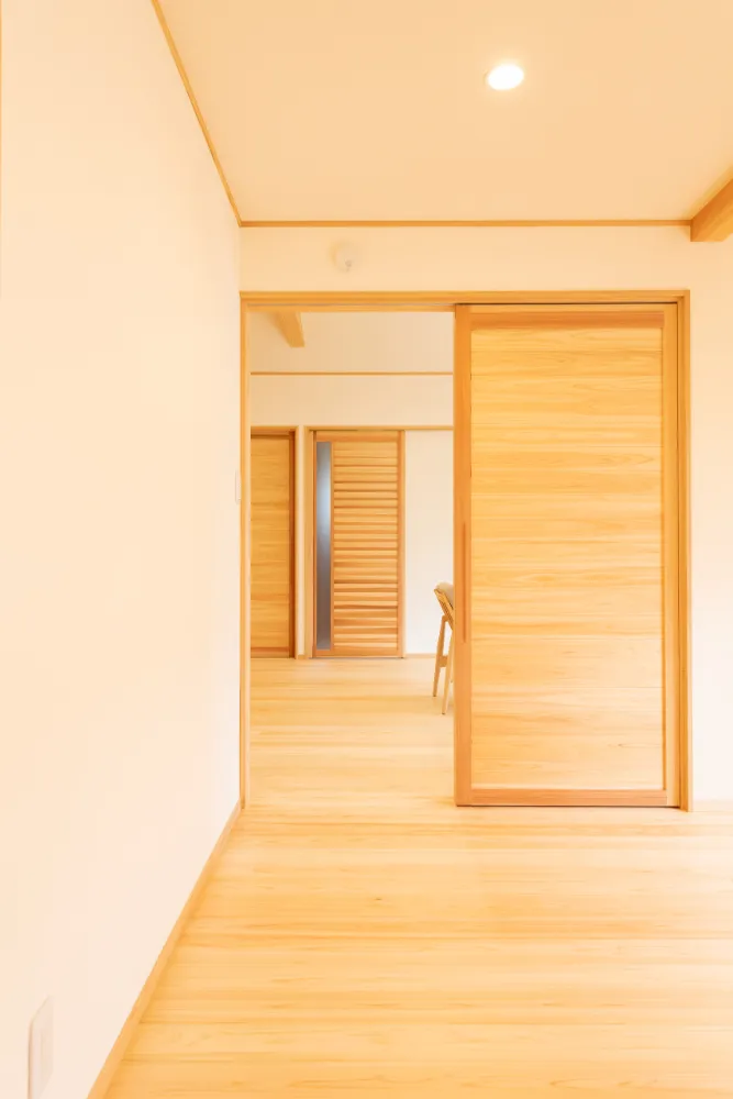 ダイナミックな現し梁が迎える木の家
