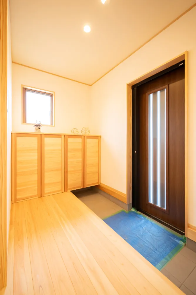 ダイナミックな現し梁が迎える木の家