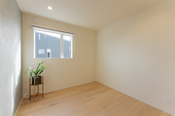 陽の光が差し込む明るい子ども部屋