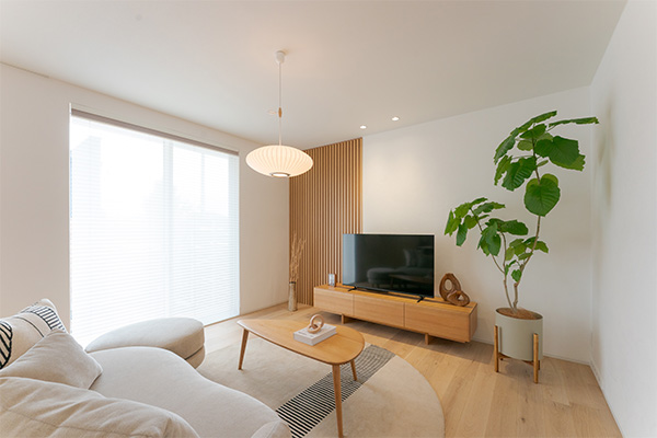木と漆喰が空間を包む心地よいリビング