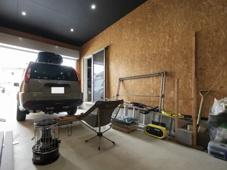 愛車と向き合うための、素材感のある整備基地