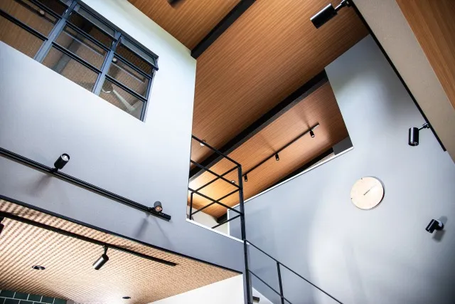 ウッドデッキでくつろぐ、リゾート感のある住まいの2階建て3LDK