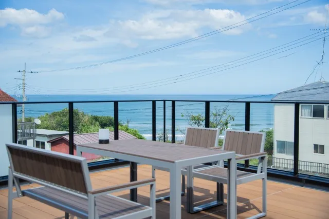 ウッドデッキでくつろぐ、リゾート感のある住まいの2階建て3LDK
