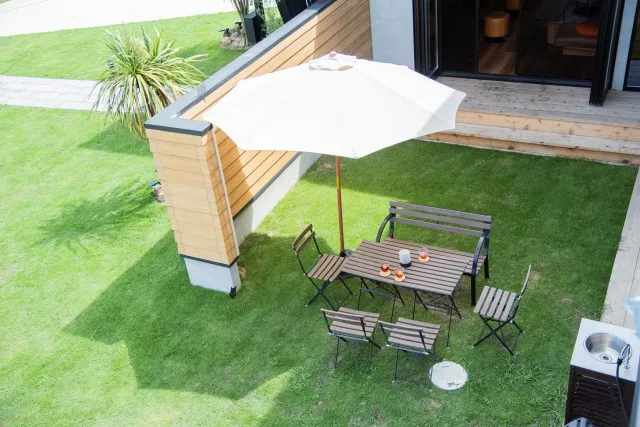 ウッドデッキでくつろぐ、リゾート感のある住まいの2階建て3LDK