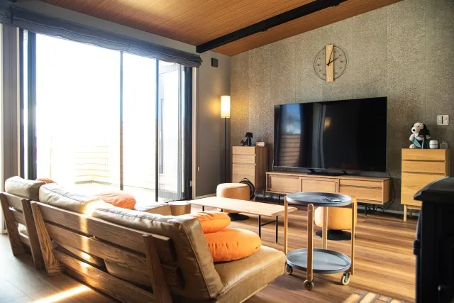 ウッドデッキでくつろぐ、リゾート感のある住まいの2階建て3LDK