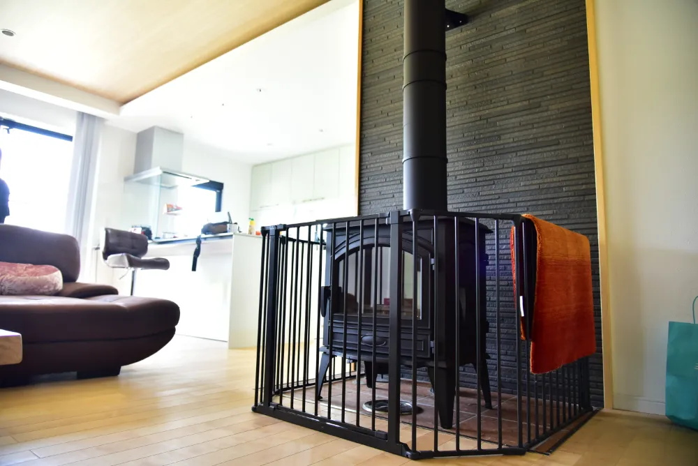 スタイリッシュな外観とウッドデッキのある開放的な暮らしの平家2LDK